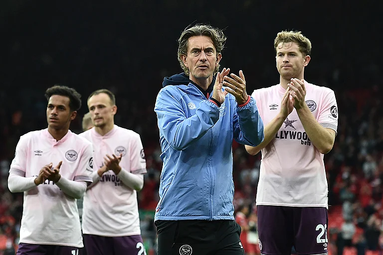 Premier League 2024-25: Brentford's head coach Thomas Frank applaud supporters at the end of match against Liverpool - | Photo: AP/Rui Vieira